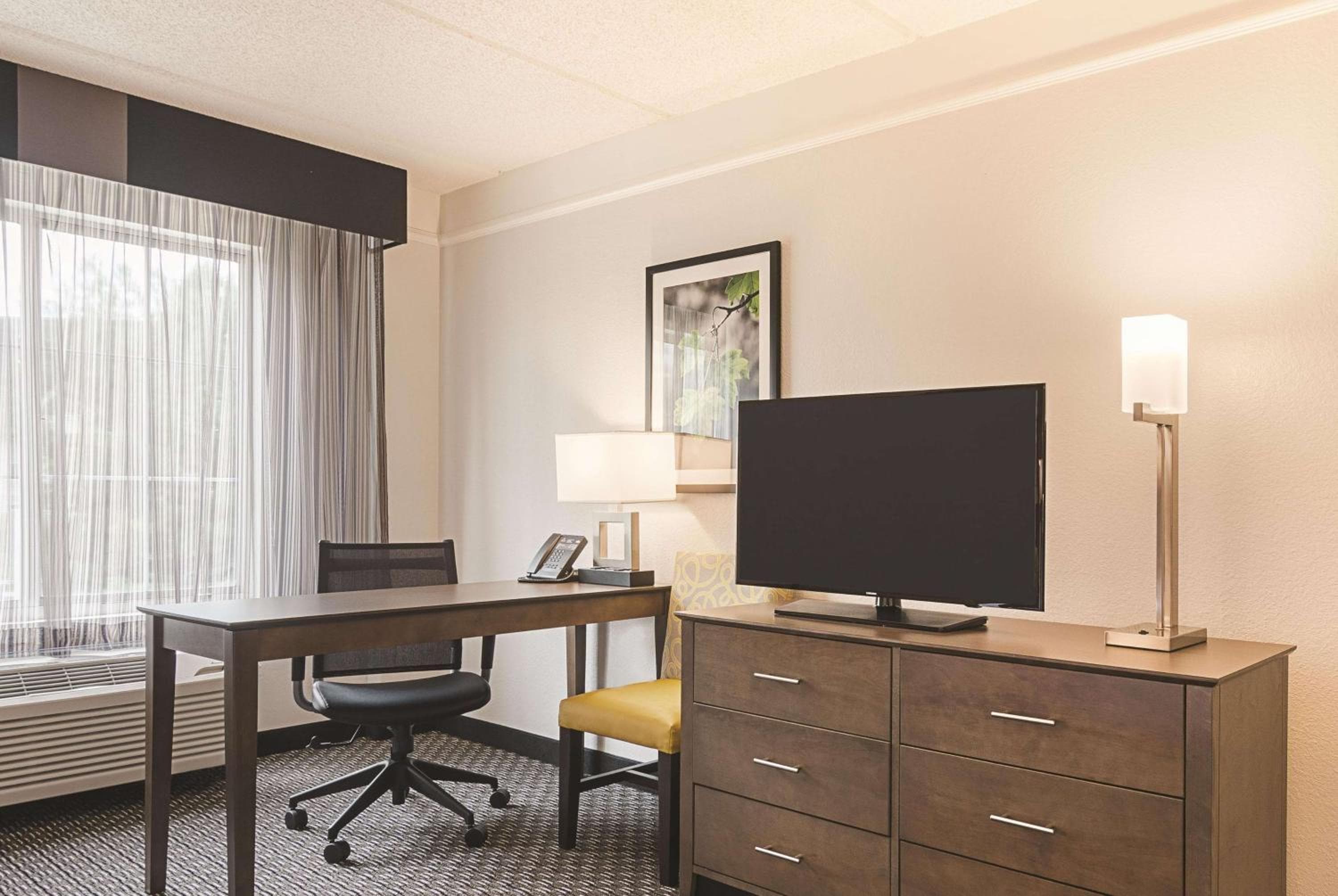 La Quinta Inn and Suites by Wyndham Atlanta Perimeter Medical