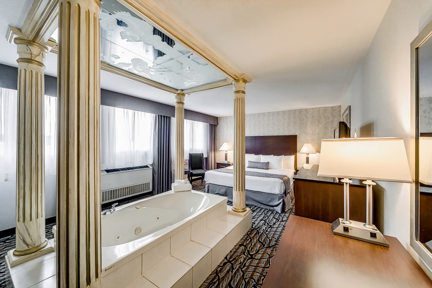 Monte Carlo Inn Oakville Suites