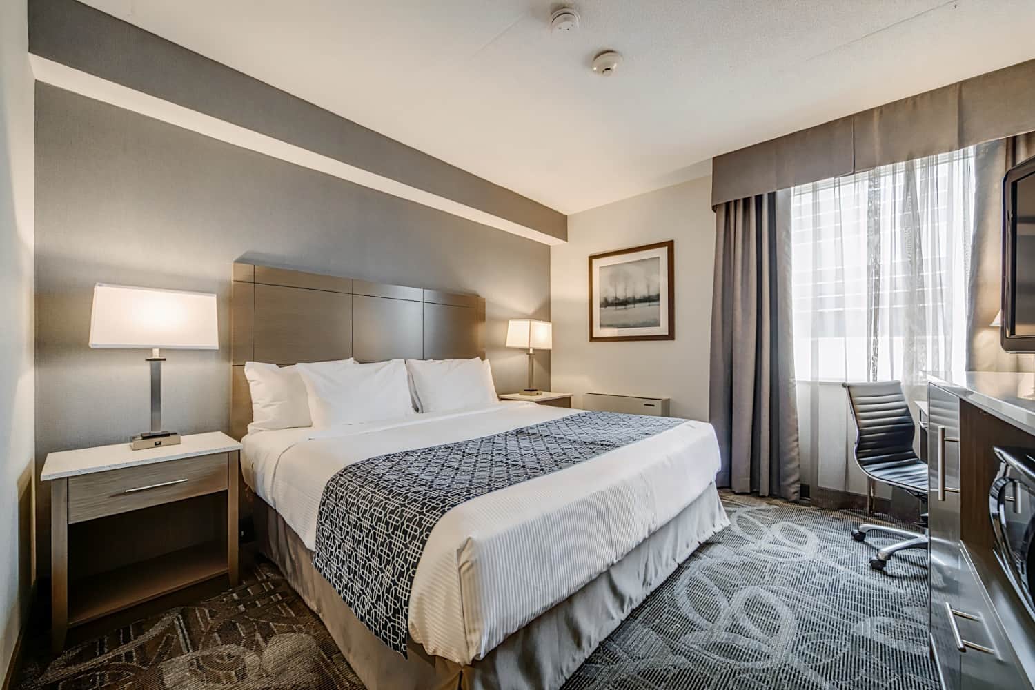 Monte Carlo Inn Airport Suites